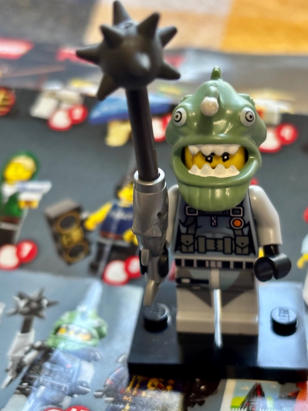 The LEGO NINJAGO MOVIE "Shark Army Angler" coltlnm-13 with stand, pamphlet & acc